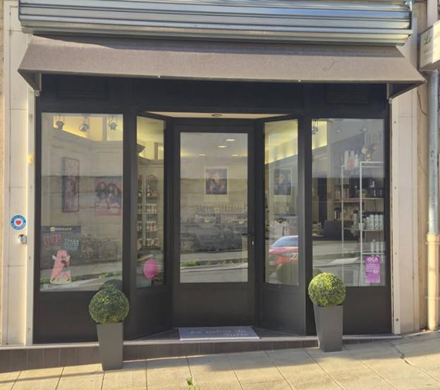Devanture de salon de coiffure avec grande vitrine, porte ouverte, stores et plantes au Mans dans la Sarthe 72