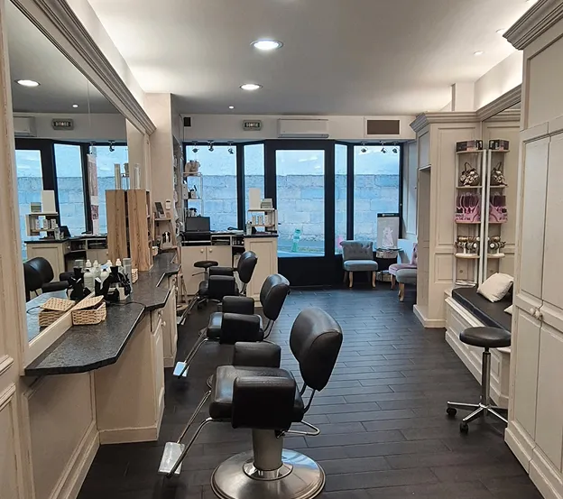 Intérieur de salon de coiffure moderne avec sièges et miroirs au Mans dans la Sarthe 72
