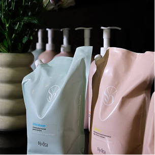 Sacs de recharge de shampoing hydratant et délicat sur fond sombre avec un vase au Mans dans la Sarthe 72