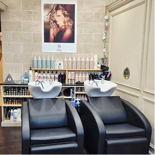 Deux fauteuils de salon de coiffure noirs avec des éviers, produits capillaires sur étagères au Mans dans la Sarthe 72